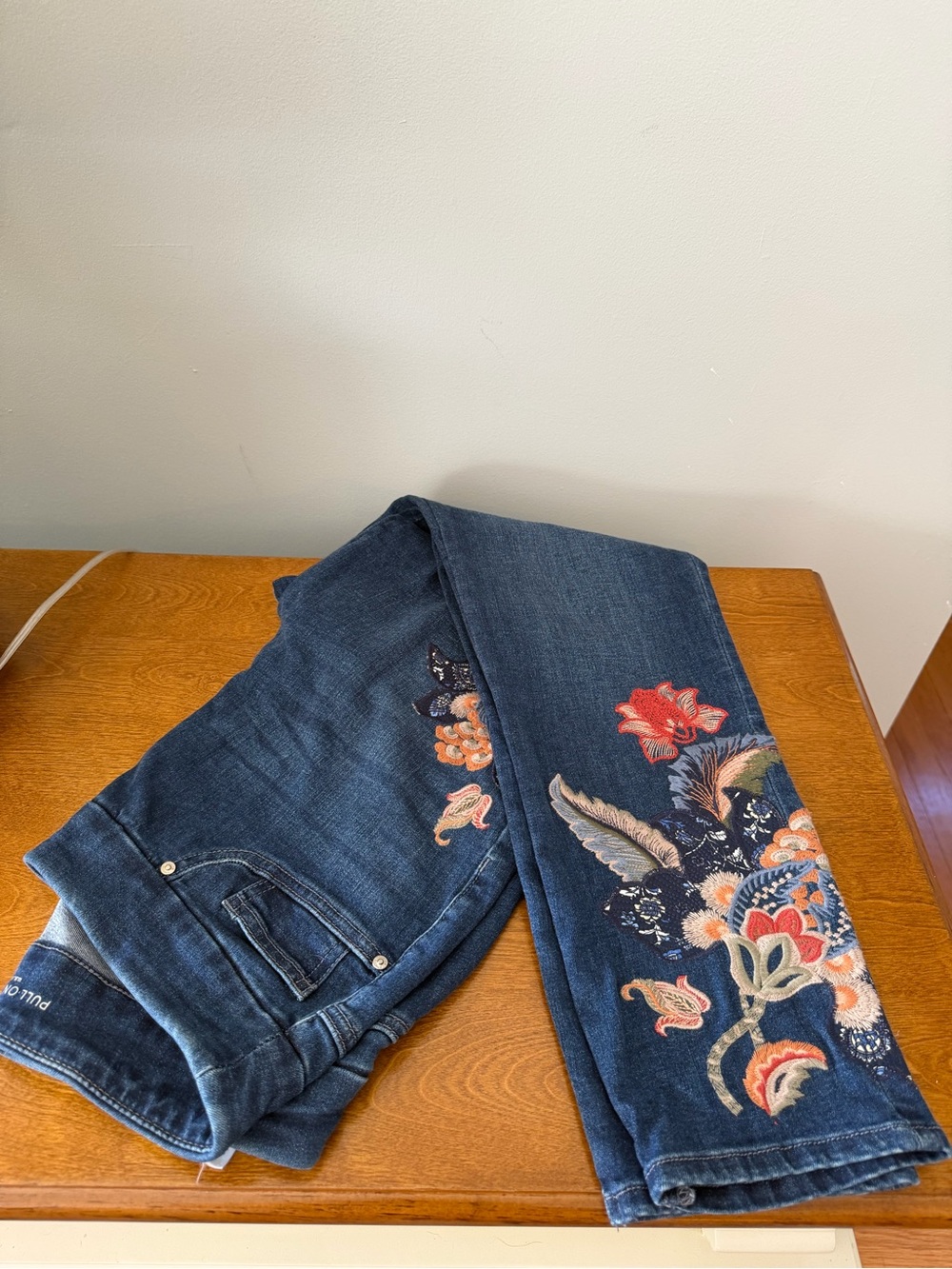 Chico’s Pull On Jegging Ankle Jeans Floral Embroidered Size 0.5R / US 6R